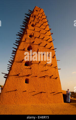 La moschea di Agadez clay 1515 Tuareg Niger Sahara Deserto del Sahara Agadez Twareg Touareg berbera in nord Africa Africa nomadi tribù nomadi Foto Stock