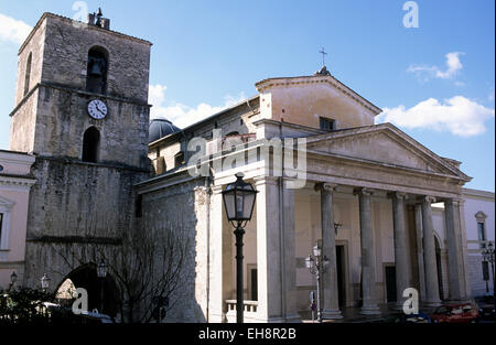 Italia, Molise, Isernia, cattedrale e campanile, Arco di San Pietro Foto Stock