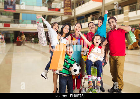 Gruppo indiano folla genitori Mall Shopping urlando Foto Stock