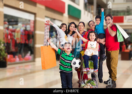 Gruppo indiano folla genitori Mall Shopping urlando Foto Stock