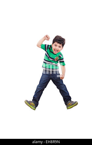 1 indian kid boy Jumping gridando fun Foto Stock