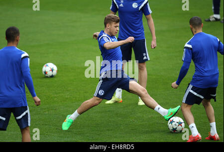 Madrid, Spagna. 9 Mar, 2015. Schalke's Max Meyer calci una palla durante una sessione di formazione in corrispondenza allo stadio Santiago Bernabeu di Madrid in Spagna, il 9 marzo 2015. Schalke dovrà affrontare il Real Madrid in UEFA Champions League Round di gruppo di 16 seconda gamba partita di calcio il 10 marzo 2015. Foto: Ina Fassbender/dpa/Alamy Live News Foto Stock