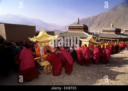 Cina, Tibet, provincia di Gansu, Xiahé, monastero di Labrang, Capodanno tibetano, processione del Buddha Maitreya Foto Stock