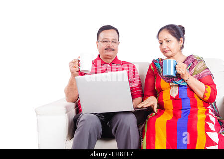 2 Seniors indiano le coppie sposate divano di lavoro portatile Foto Stock