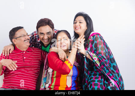 4 adulti indiano figlio di genitori e Daughter-In-legge divano Foto Stock