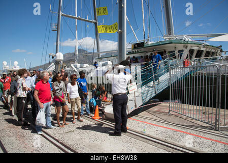 Greenpeace Rainbow Warrior a fianco su una visita a Cape Town Sudafrica gli ospiti di attendere in linea per fare il giro della barca Foto Stock