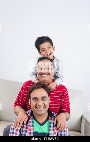 3 indian grand padre Grandsonr fatherr e divano Foto Stock