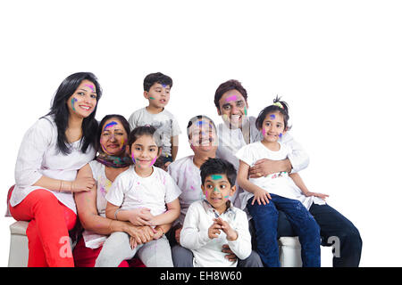 Gruppo indiano folle grand genitori famiglia comune holi Festival divano Foto Stock