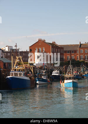 A strascico costiera lasciando la campanatura Docks Old Portsmouth Inghilterra Hampshire REGNO UNITO Foto Stock