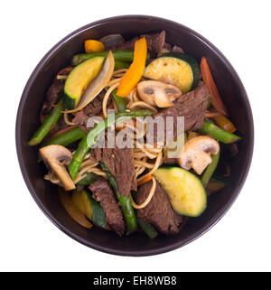 Carni bovine stir fry sul recipiente isolato su bianco Foto Stock