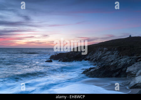 La notte scende su Towan capezzagna a poco Fistral Beach in Newquay Cornwall, Foto Stock