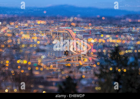 Portland Oregon Marquam Freeway sentieri di luce con sfocato fuori fuoco Bokeh luci della città durante la sera ore blu Foto Stock