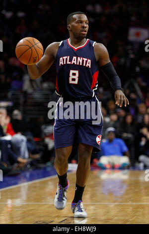 7 marzo 2015: Atlanta Hawks guard Shelvin Mack (8) in azione durante il gioco NBA tra Atlanta Hawks e la Philadelphia 76ers presso la Wells Fargo Center di Philadelphia, Pennsylvania. La Filadelfia 76ers ha vinto 92-84. Foto Stock