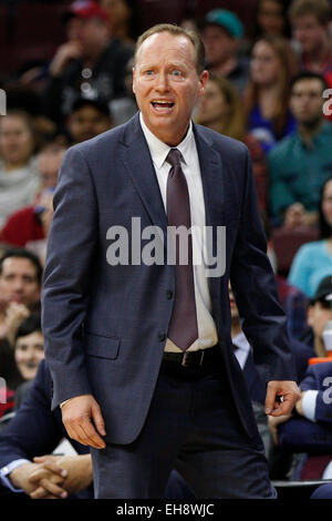 7 marzo 2015: Atlanta Hawks allenatore Mike Budenholzer reagisce durante il gioco NBA tra Atlanta Hawks e la Philadelphia 76ers presso la Wells Fargo Center di Philadelphia, Pennsylvania. La Filadelfia 76ers ha vinto 92-84. Foto Stock