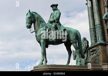 Una figura storica a cavallo del Maria Theresa monumento di Vienna in Austria. Foto Stock