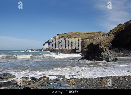 Rottura d'onda contro la scogliera, Barras Naso, Tintagel, Cornwall, Regno Unito. Foto Stock