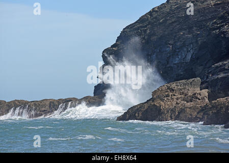 Massiccia ondata infrangendosi contro la scogliera, Barras Naso, Tintagel, Cornwall, Regno Unito. Foto Stock