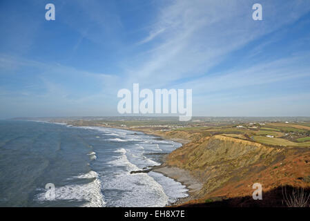 North Cornish Coast. Guardando attraverso Widemouth Bay dal punto di Dizzard verso Bude. Foto Stock