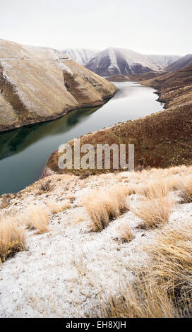 La strada si affaccia su un alterato e il paesaggio storico in inverno il paesaggio di Oregon Foto Stock