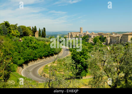 Strada tortuosa che conduce al Colle di Val d'elsa, Toscana, Italia Foto Stock