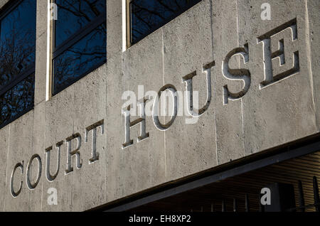 The Court House a Southend on Sea, Essex, Regno Unito. Scritta in pietra intagliata. Legge, consiglio legale magistrati edificio giudiziario Foto Stock