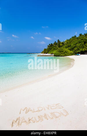 Una vista della spiaggia a Makunudu Island alle Maldive con la scritta sulla sabbia Foto Stock