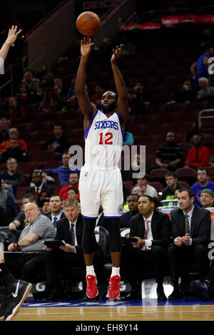 6 marzo 2015: PHILADELPHIA 76ers avanti Luc Richard Mbah un Moute (12) Spara la palla durante il gioco NBA tra Utah Jazz e la Philadelphia 76ers presso la Wells Fargo Center di Philadelphia, Pennsylvania. Utah Jazz ha vinto 89-83. Foto Stock