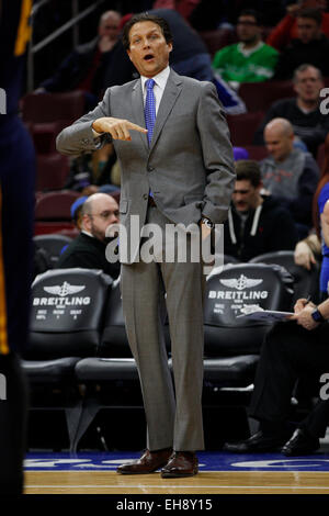 6 marzo 2015: Utah Jazz head coach Quin Snyder reagisce durante il gioco NBA tra Utah Jazz e la Philadelphia 76ers presso la Wells Fargo Center di Philadelphia, Pennsylvania. Utah Jazz ha vinto 89-83. Foto Stock