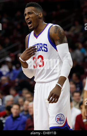 6 marzo 2015: PHILADELPHIA 76ers avanti Robert Covington (33) reagisce durante il gioco NBA tra Utah Jazz e la Philadelphia 76ers presso la Wells Fargo Center di Philadelphia, Pennsylvania. Utah Jazz ha vinto 89-83. Foto Stock