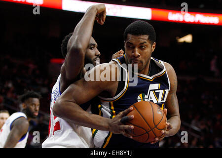 6 marzo 2015: Utah Jazz in avanti favorisce Derrick (15) in azione contro Philadelphia 76ers avanti Luc Richard Mbah un Moute (12) durante il gioco NBA tra Utah Jazz e la Philadelphia 76ers presso la Wells Fargo Center di Philadelphia, Pennsylvania. Utah Jazz ha vinto 89-83. Foto Stock