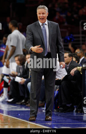 6 marzo 2015: PHILADELPHIA 76ers head coach Brett Brown reagisce durante il gioco NBA tra Utah Jazz e la Philadelphia 76ers presso la Wells Fargo Center di Philadelphia, Pennsylvania. Utah Jazz ha vinto 89-83. Foto Stock