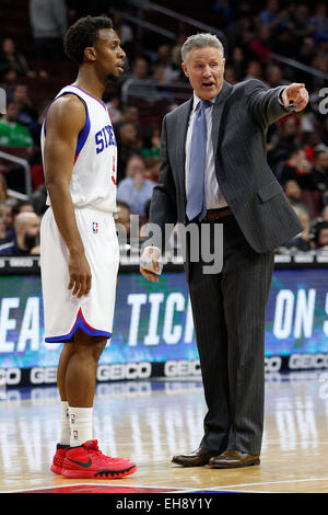 6 marzo 2015: PHILADELPHIA 76ers head coach Brett Brown colloqui con protezione Ish Smith (5) durante il gioco NBA tra Utah Jazz e la Philadelphia 76ers presso la Wells Fargo Center di Philadelphia, Pennsylvania. Utah Jazz ha vinto 89-83. Foto Stock