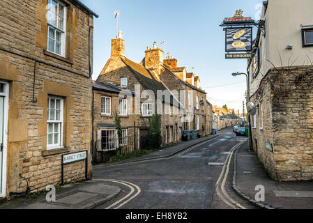 Le strade strette e case a schiera di Chipping Norton, una storica città mercato di Cotswolds, Oxfordshire Foto Stock