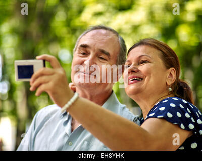 Felice vecchia coppia con fiore. Foto Stock