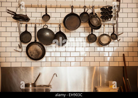 Ghisa padelle appesi in cucina, industriale mangia Ristorante, Buellton, California Foto Stock