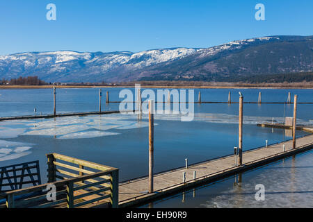 Ultima di ghiaccio in inverno sul lago Shuswap in Salmon Arm, British Columbia, Canada Foto Stock