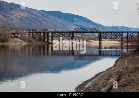 Il ponte rosso al di sopra del Sud Thompson River in Kamloops, British Columbia, Foto Stock