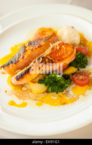 Salmone alla griglia con smalto lilicoy, Cafe Gilbralter, El Granada nei pressi di Half Moon Bay, California Foto Stock