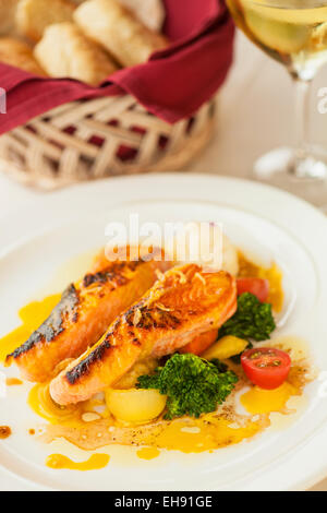 Salmone alla griglia con smalto lilikoi, Cafe Gilbralter, El Granada nei pressi di Half Moon Bay, California Foto Stock