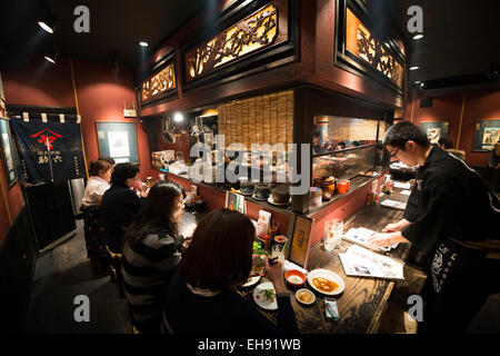 Un tradizionale giapponese Izakaya ( BBQ giapponese bar ). Foto Stock