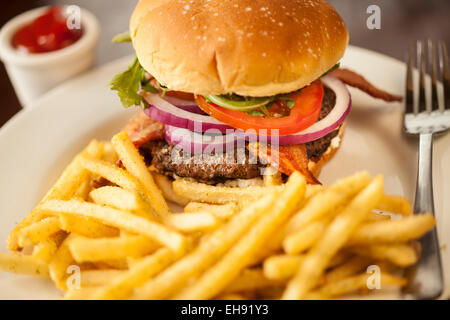 La figura 'n' gustosa burger, alla brace Wagyu Califoria polpetta di carne di manzo e rabboccato con Applewood Bacon, Formaggio di capra, casa fatta Fig Confettura di cipolle Foto Stock