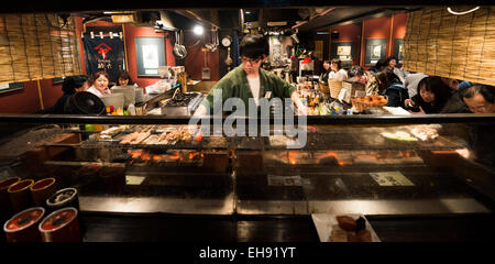 Un tradizionale giapponese Izakaya ( BBQ giapponese bar ). Foto Stock