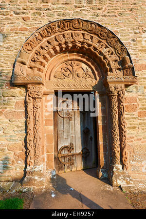 Norman rilievo romanico di sculture di draghi e creature mitiche Kilpeck Chiesa, Herefordshire, Inghilterra Foto Stock