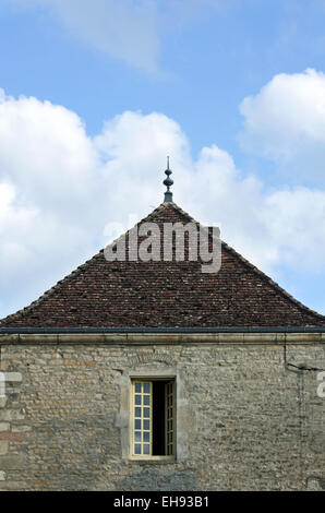 Una tradizionale casa in pietra con il tetto di tegole nel villaggio di Gigny-sûr-Saône, Borgogna, Francia. Foto Stock