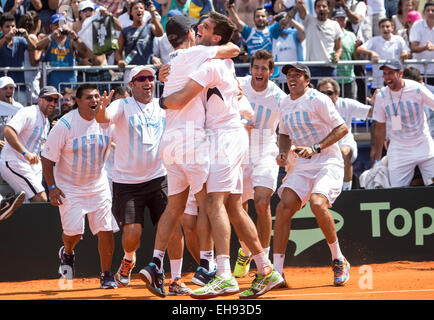 Villa Martelli, Argentina. 9 Mar, 2015. Argentina del Federico Delbonis (anteriore 3a R) festeggia con la sua squadra il Capitano Daniel Orsanic (anteriore 4a R) e il resto della squadra dopo la prima partita di Coppa Davis contro Thomaz Bellucci del Brasile in Villa Martelli, vicino a Buenos Aires, capitale dell'Argentina, 9 marzo 2015. Credito: Martin Zabala/Xinhua/Alamy Live News Foto Stock