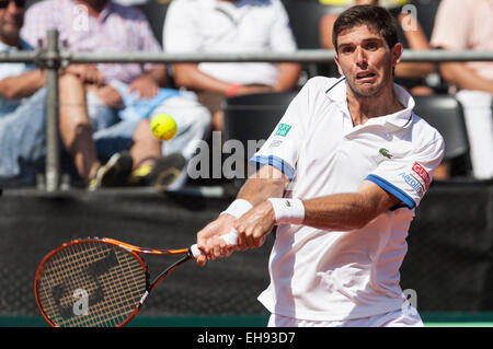 Villa Martelli, Argentina. 9 Mar, 2015. Argentina del Federico Delbonis restituisce la palla a Thomaz Bellucci del Brasile durante la prima partita di Coppa Davis in Villa Martelli, vicino a Buenos Aires, capitale dell'Argentina, 9 marzo 2015. Credito: Martin Zabala/Xinhua/Alamy Live News Foto Stock