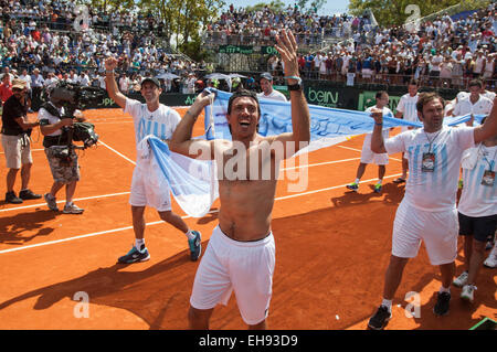 Villa Martelli, Argentina. 9 Mar, 2015. I membri del team argentino celebrare dopo l'incontro di primo turno tra Federico Delbonis di Argentina e Thomaz Bellucci del Brasile presso la Coppa Davis in Villa Martelli, vicino a Buenos Aires, capitale dell'Argentina, 9 marzo 2015. Credito: Martin Zabala/Xinhua/Alamy Live News Foto Stock