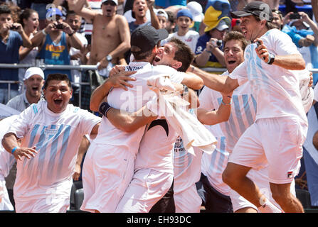 Villa Martelli, Argentina. 9 Mar, 2015. Argentina del Federico Delbonis (anteriore 3a R) festeggia con la sua squadra il Capitano Daniel Orsanic (anteriore 4a R) e il resto della squadra dopo la prima partita di Coppa Davis contro Thomaz Bellucci del Brasile in Villa Martelli, vicino a Buenos Aires, capitale dell'Argentina, 9 marzo 2015. Credito: Martin Zabala/Xinhua/Alamy Live News Foto Stock