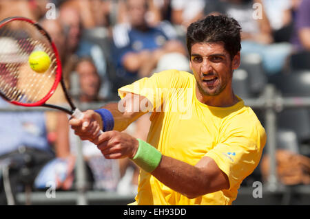 Villa Martelli, Argentina. 9 Mar, 2015. Brasile Thomaz Bellucci restituisce la palla a Federico Delbonis di Argentina durante l'incontro di primo turno di Coppa Davis in Villa Martelli, vicino a Buenos Aires, capitale dell'Argentina, 9 marzo 2015. Credito: Martin Zabala/Xinhua/Alamy Live News Foto Stock