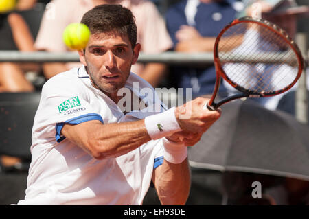 Villa Martelli, Argentina. 9 Mar, 2015. Argentina del Federico Delbonis restituisce la palla a Thomaz Bellucci del Brasile durante la prima partita di Coppa Davis in Villa Martelli, vicino a Buenos Aires, capitale dell'Argentina, 9 marzo 2015. Credito: Martin Zabala/Xinhua/Alamy Live News Foto Stock